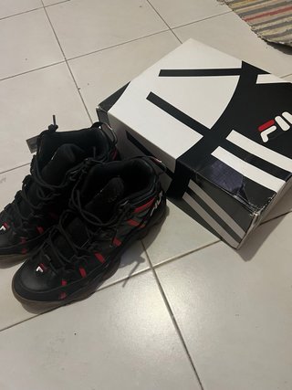 Tênis Fila Preto e Vermelho