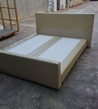 Base de cama beige con cabecero