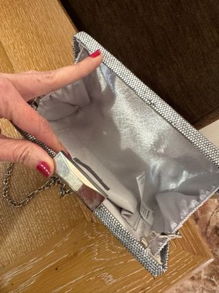 Bolso de mano plateado con cadena