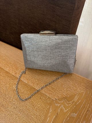 Bolso de mano plateado con cadena