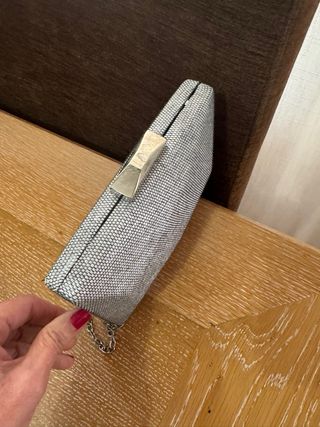 Bolso de mano plateado con cadena