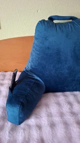 Almohada de lectura azul con reposabrazos