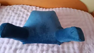 Almohada de lectura azul con reposabrazos