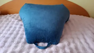 Almohada de lectura azul con reposabrazos