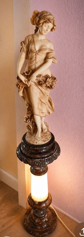 Escultura pedestal con luz mármol piedra