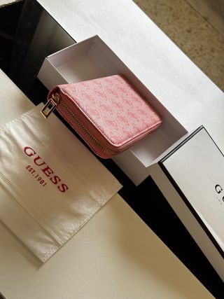 Cartera Guess Rosa Monograma