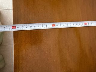 Cómoda de madera con tiradores dorados