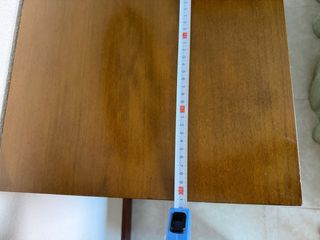 Cómoda de madera con tiradores dorados
