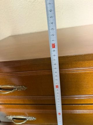 Cómoda de madera con tiradores dorados