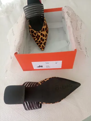 Zapatos DIBIA print y tacón rojo