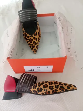 Zapatos DIBIA print y tacón rojo