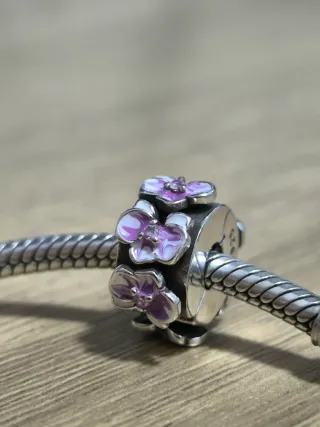 Charm Flores Lila y Plata