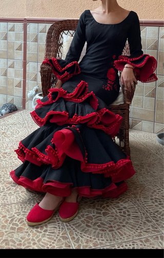 Traje de flamenca negro y rojo