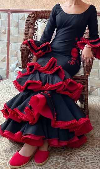 Traje de flamenca negro y rojo