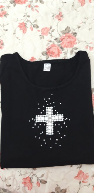 Maglietta nera con croce strass