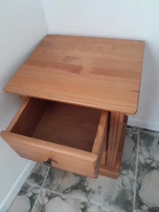 Mesita de noche de madera