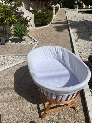 Cuna de mimbre con ruedas