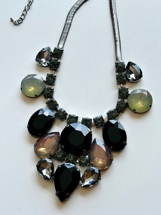 Collar de cristal negro y plateado