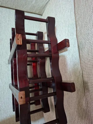 Botellero de madera oscuro