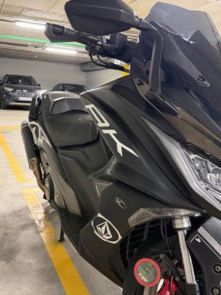 Kymco AK 550 Maxi Scooter Negra