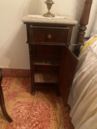 Mesita de noche antigua de madera