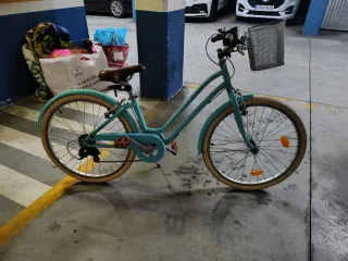 Bicicleta azul con cesta, niña.