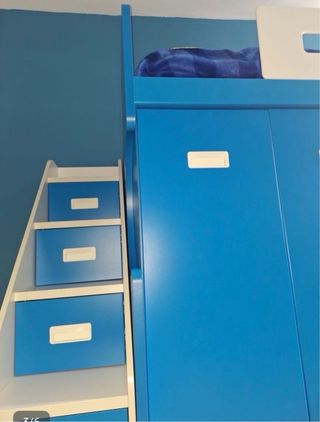Cama alta infantil con armario y escalera
