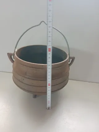 Pote de hierro marrón con asas