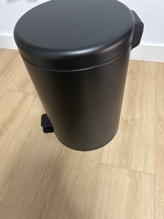 Cubo de basura negro con pedal
