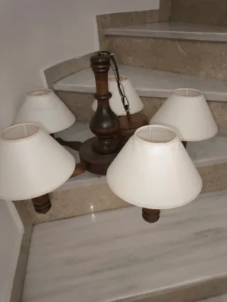 Lámpara de madera y tela