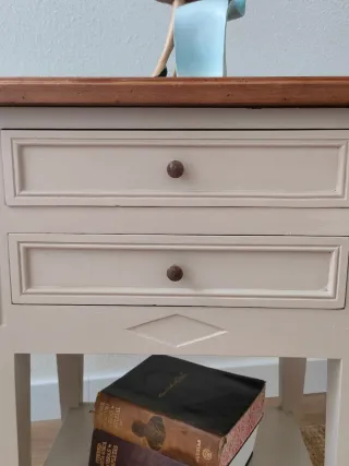 Mesitas restauradas beige y madera