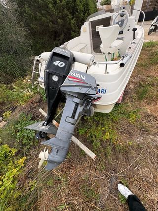 Barco blanco con motor Mercury