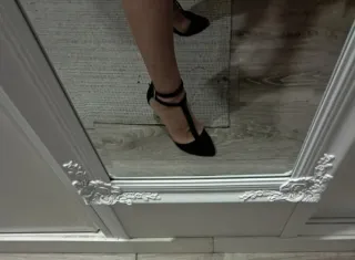Zapatos de tacón negros con tiras