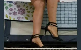 Zapatos de tacón negros con tiras
