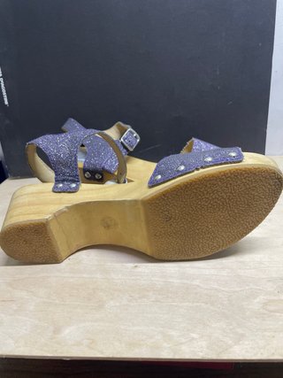 Sandalias moradas y plateadas con plataforma