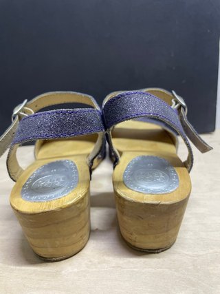 Sandalias moradas y plateadas con plataforma