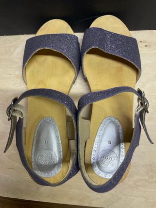 Sandalias moradas y plateadas con plataforma