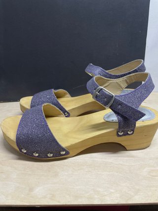 Sandalias moradas y plateadas con plataforma