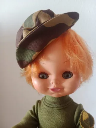 Bambola vintage con cappello mimetico