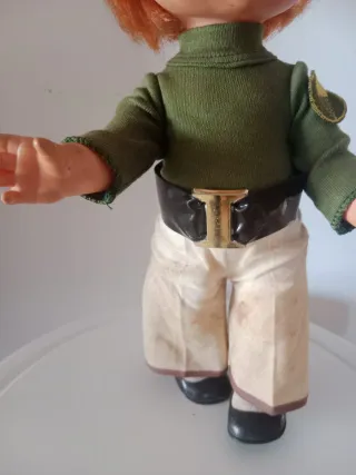 Bambola vintage con cappello mimetico