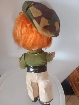 Bambola vintage con cappello mimetico