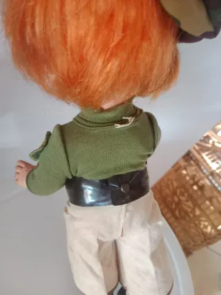 Bambola vintage con cappello mimetico