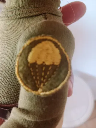 Bambola vintage con cappello mimetico