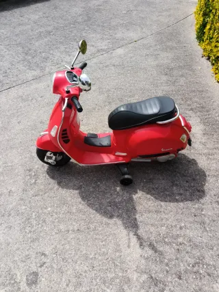 Moto eléctrica infantil Vespa roja