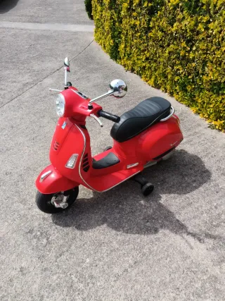 Moto eléctrica infantil Vespa roja