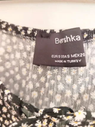 Blusa corta floral negra y blanca