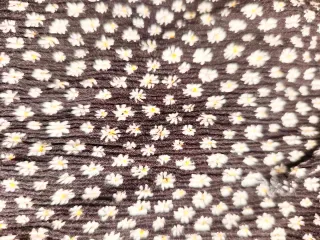 Blusa corta floral negra y blanca