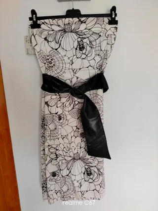 Vestido sin tirantes,con escote