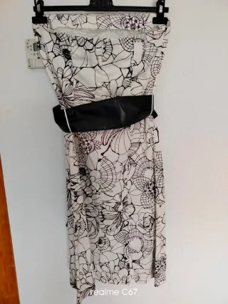 Vestido sin tirantes,con escote