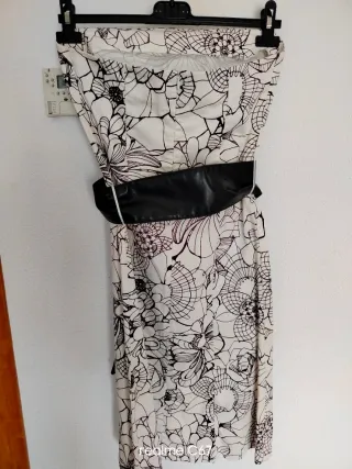 Vestido sin tirantes,con escote